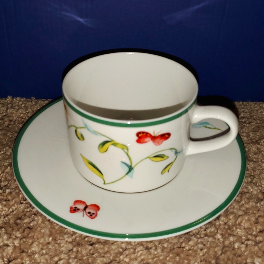 MARTHA STEWART, 8 CUPS AND SAUCERS